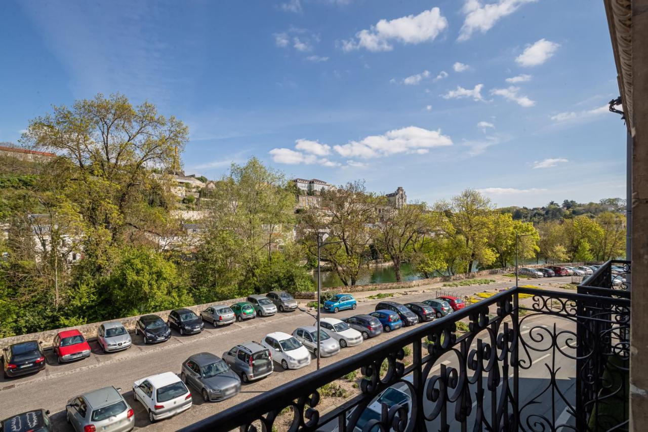 Superbe Appartement Dans Le Centre Historique Poitiers Luaran gambar